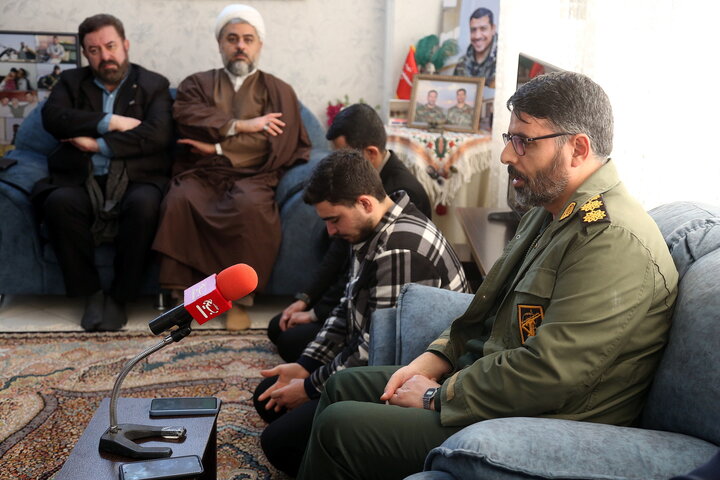 تصاویر/ رونمایی از پوستر جشنواره ابوذر قم در منزل شهید مظفری نیا