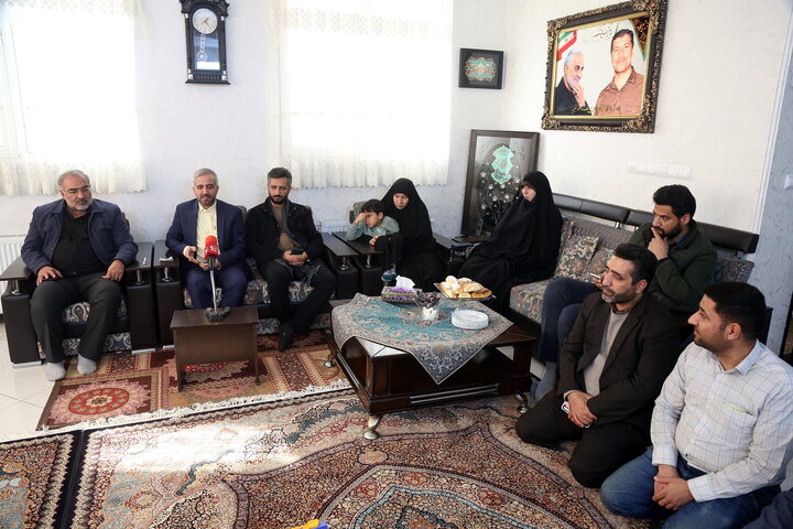 تصاویر/ رونمایی از پوستر جشنواره ابوذر قم در منزل شهید مظفری نیا