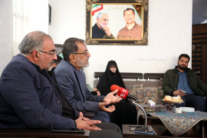 تصاویر/ رونمایی از پوستر جشنواره ابوذر قم در منزل شهید مظفری نیا