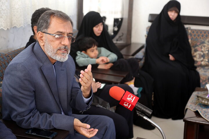 تصاویر/ رونمایی از پوستر جشنواره ابوذر قم در منزل شهید مظفری نیا