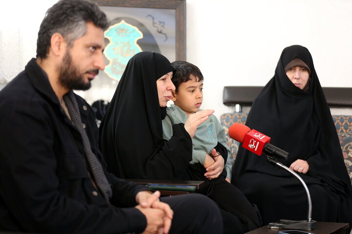 تصاویر/ رونمایی از پوستر جشنواره ابوذر قم در منزل شهید مظفری نیا