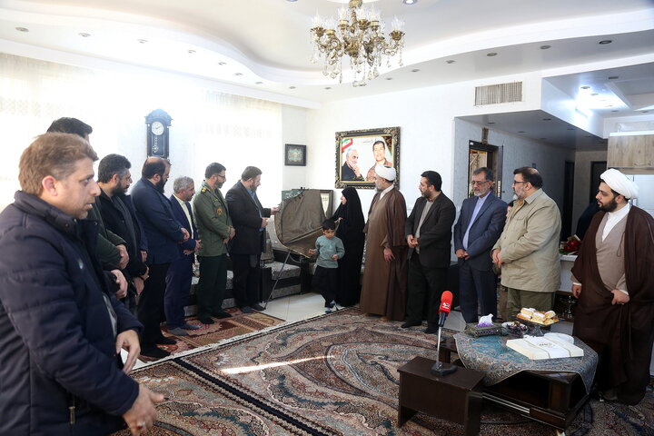 تصاویر/ رونمایی از پوستر جشنواره ابوذر قم در منزل شهید مظفری نیا