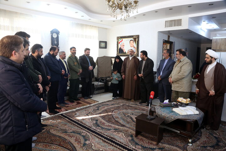 تصاویر/ رونمایی از پوستر جشنواره ابوذر قم در منزل شهید مظفری نیا