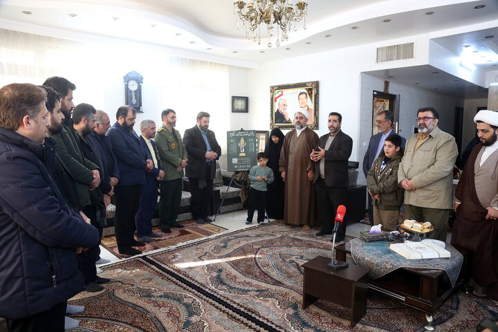 تصاویر/ رونمایی از پوستر جشنواره ابوذر قم در منزل شهید مظفری نیا