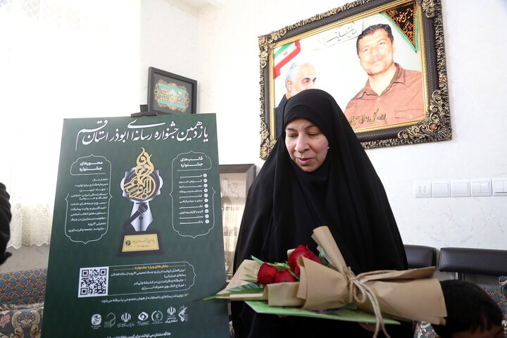 تصاویر/ رونمایی از پوستر جشنواره ابوذر قم در منزل شهید مظفری نیا