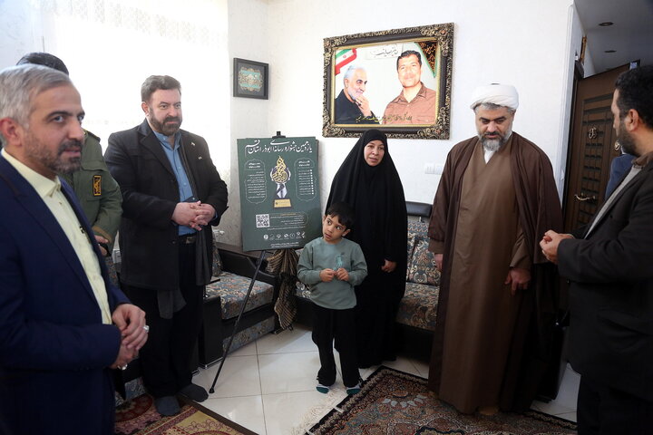 تصاویر/ رونمایی از پوستر جشنواره ابوذر قم در منزل شهید مظفری نیا