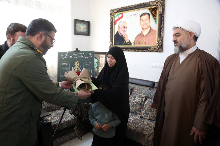 تصاویر/ رونمایی از پوستر جشنواره ابوذر قم در منزل شهید مظفری نیا