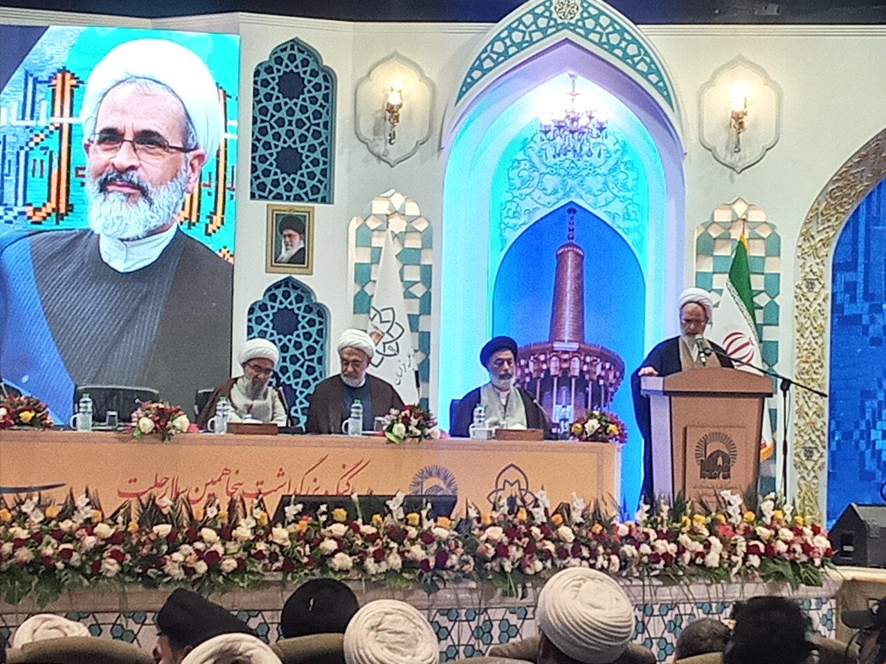 Ayatullah Milani alikuwa miongoni mwa watu wanaoiunga harakati ya Imam Khomeini (ra)