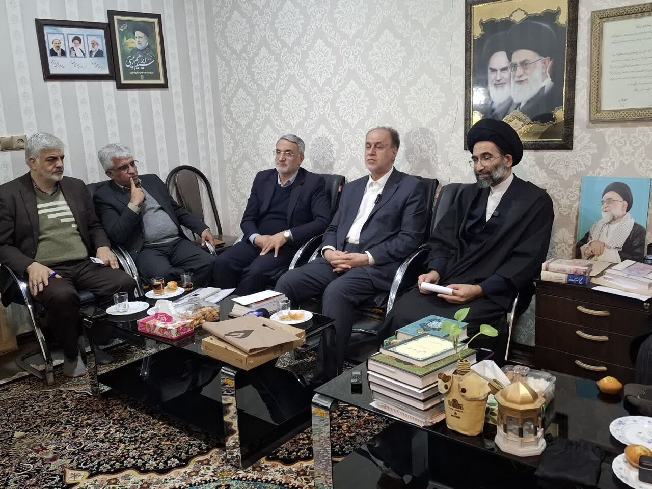 مجلس در حل مشکلات معیشتی مردم تمام قد پای کاراست