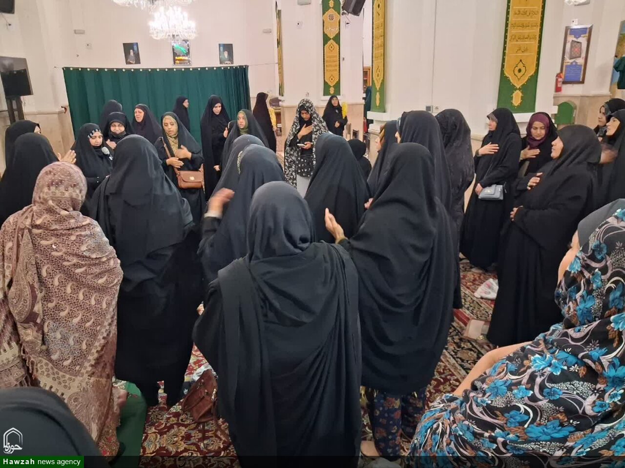 بانوان غیرایرانی در شام شهادت امام هادی(ع) در حرم امام رضا(ع) به سوگ نشستند