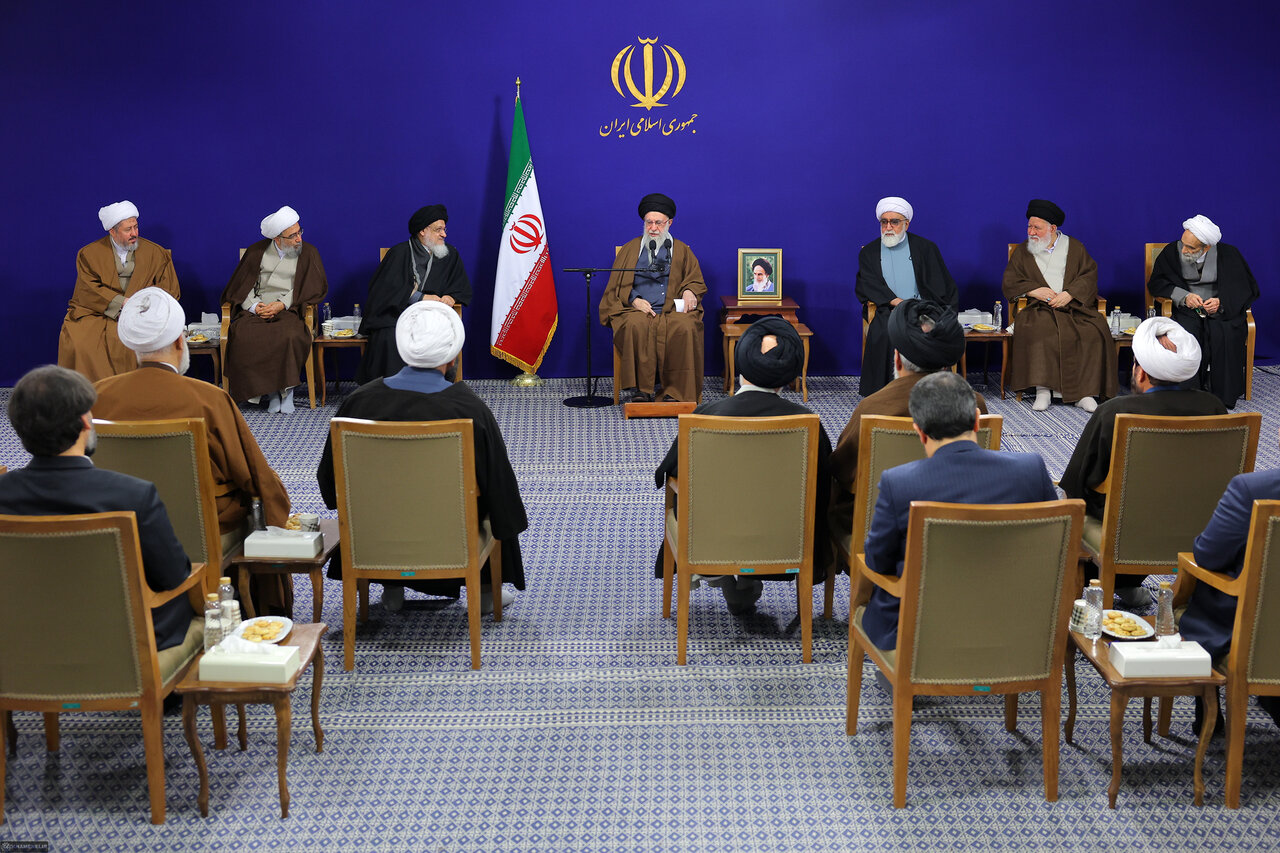 قائد الثورة: رسالة آية الله الميلاني الداعمة للإمام الخميني (قدس سره) بعد نفيه إلى تركيا وثيقة تاريخية