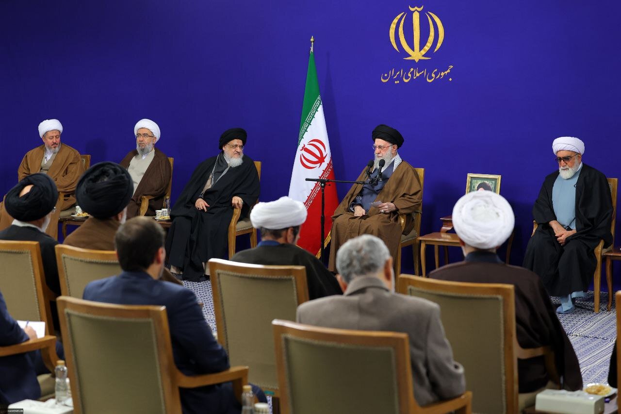 قائد الثورة: رسالة آية الله الميلاني الداعمة للإمام الخميني (قدس سره) بعد نفيه إلى تركيا وثيقة تاريخية