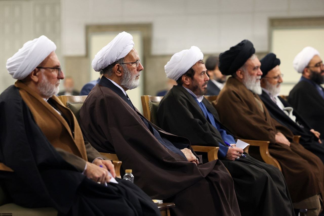 قائد الثورة: رسالة آية الله الميلاني الداعمة للإمام الخميني (قدس سره) بعد نفيه إلى تركيا وثيقة تاريخية