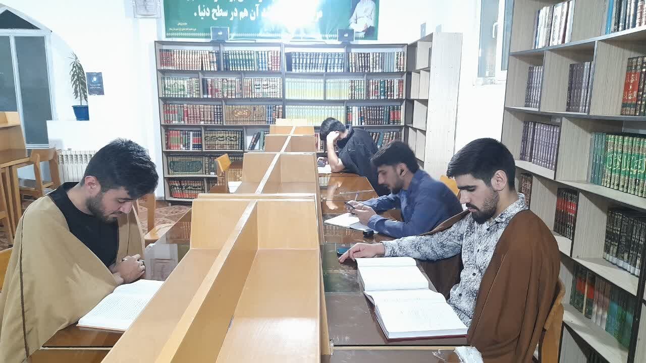 تصاویر/افزایش مطالعه شبانه طلاب مدرسه علمیه امام صادق(ع) بیجار در آستانه امتحانات ترم