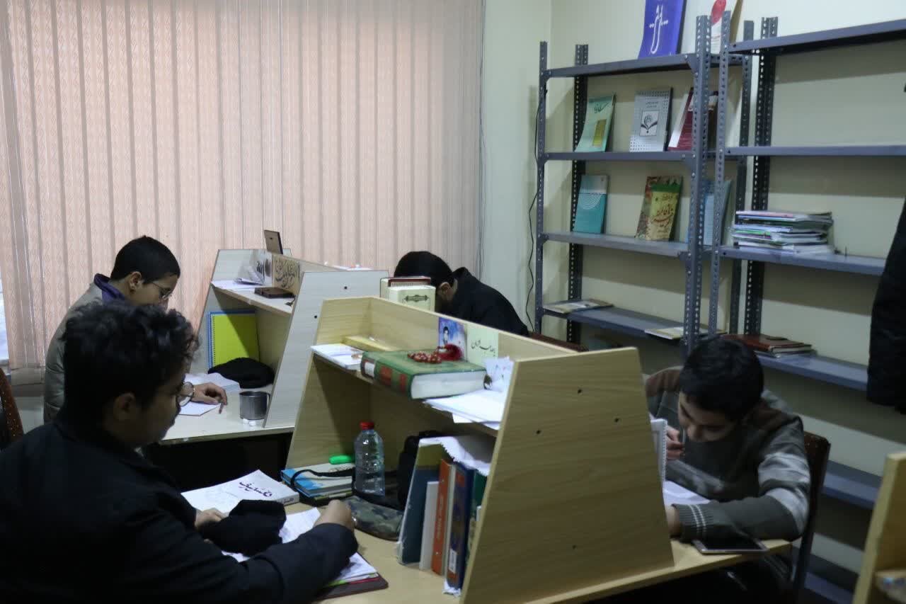 اجرای طرح اعتکاف علمی در مدرسه علمیه محمودیه کرمان همزمان با فرجه امتحانات.