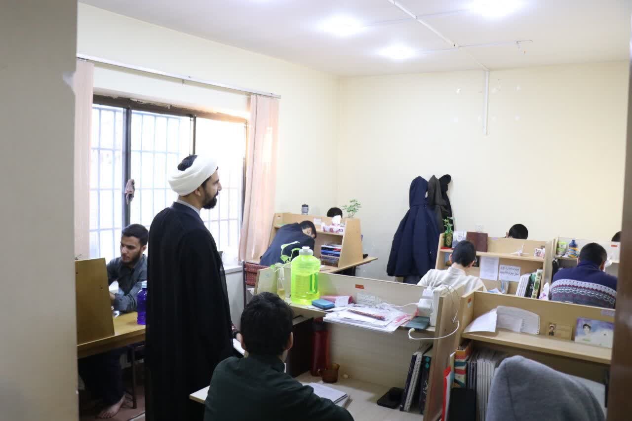 اجرای طرح اعتکاف علمی در مدرسه علمیه محمودیه کرمان همزمان با فرجه امتحانات.