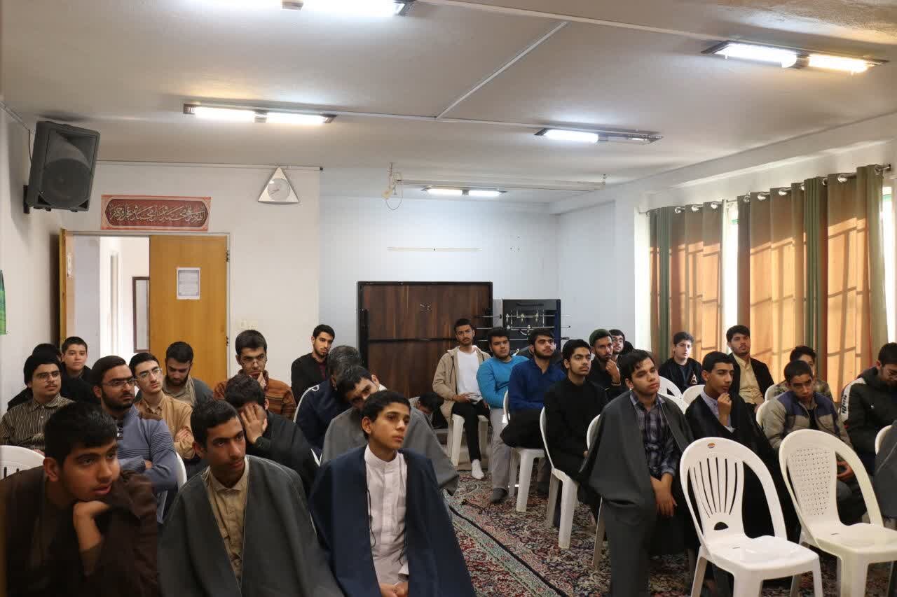 جلسه مشاوره تحصیلی اعتکاف علمی در مدرسه علمیه محمودیه کرمان برگزار شد