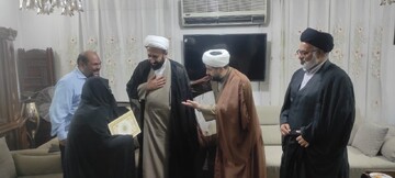 تصاویر/ دیدار معاون امور طلاب و دانش‌آموختگان حوزه‌های علمیه با خانواده روحانی شهید حاجی سلطانی در کاشان