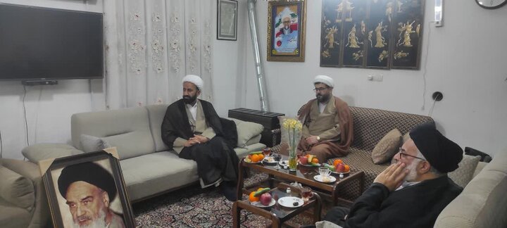 تصاویر/ دیدار حجت‌الاسلام قنواتی با خانواده روحانی شهید حاجی سلطانی در کاشان