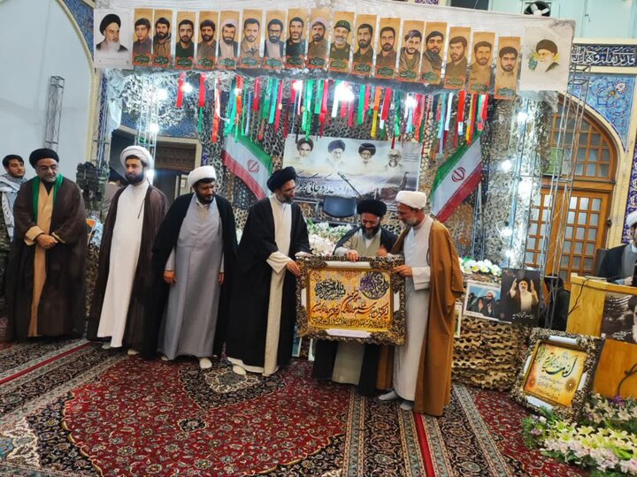 تصاویر/تجلیل شهید عرصه تبلیغ بین‌الملل و روحانی جانباز در کاشان