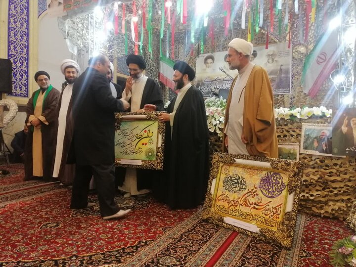 تصاویر/تجلیل شهید عرصه تبلیغ بین‌الملل و روحانی جانباز در کاشان