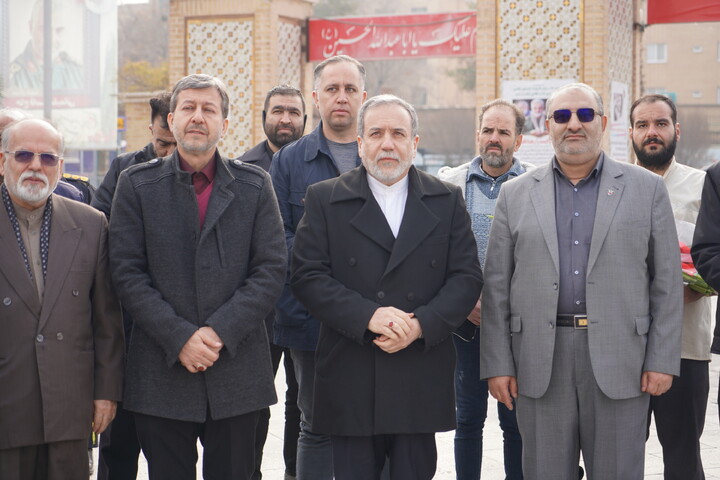 تصاویر / ادای احترام  وزیر امور خارجه به مقام شامخ شهدای والامقام اصفهان