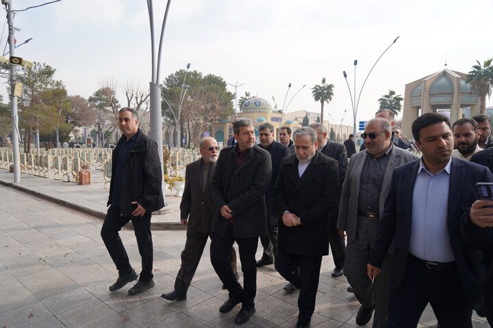 تصاویر / ادای احترام  وزیر امور خارجه به مقام شامخ شهدای والامقام اصفهان