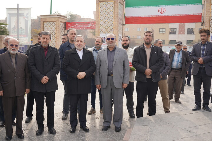 تصاویر / ادای احترام  وزیر امور خارجه به مقام شامخ شهدای والامقام اصفهان