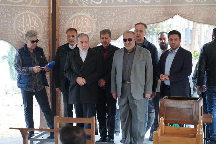 تصاویر / ادای احترام  وزیر امور خارجه به مقام شامخ شهدای والامقام اصفهان