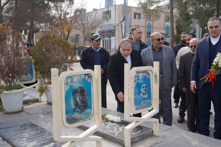 تصاویر / ادای احترام  وزیر امور خارجه به مقام شامخ شهدای والامقام اصفهان