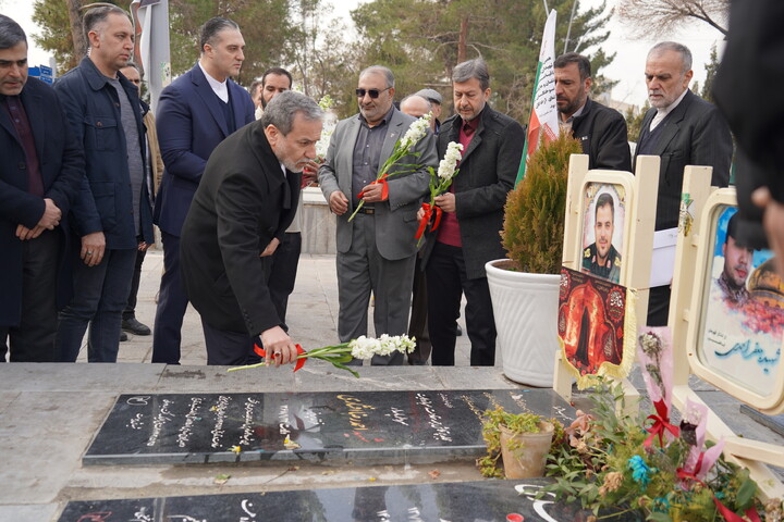 تصاویر / ادای احترام  وزیر امور خارجه به مقام شامخ شهدای والامقام اصفهان