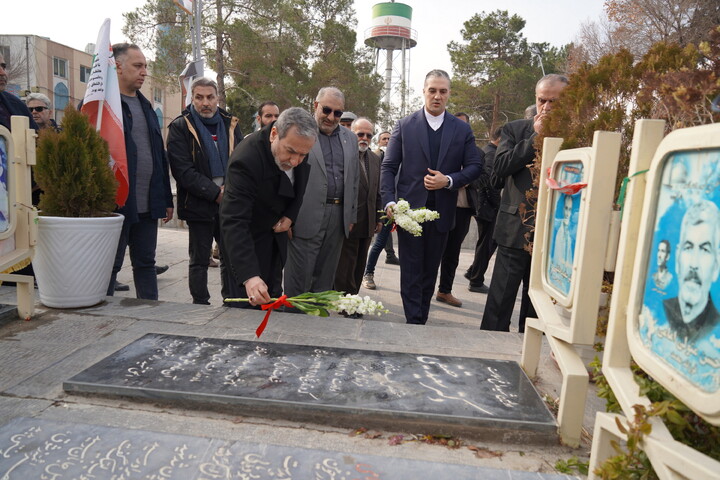 تصاویر / ادای احترام  وزیر امور خارجه به مقام شامخ شهدای والامقام اصفهان