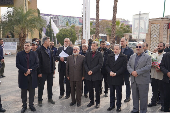 تصاویر / ادای احترام  وزیر امور خارجه به مقام شامخ شهدای والامقام اصفهان