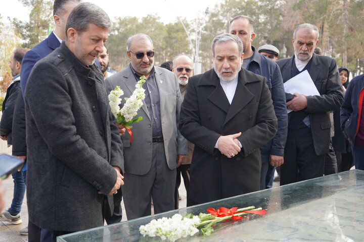 تصاویر / ادای احترام  وزیر امور خارجه به مقام شامخ شهدای والامقام اصفهان