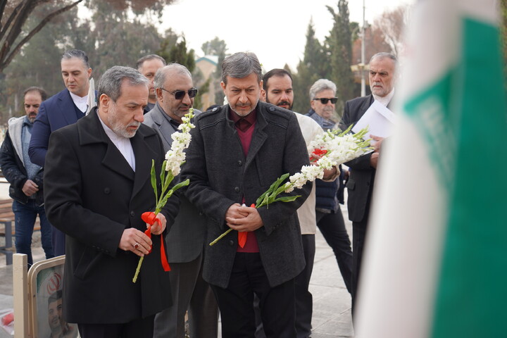 تصاویر / ادای احترام  وزیر امور خارجه به مقام شامخ شهدای والامقام اصفهان