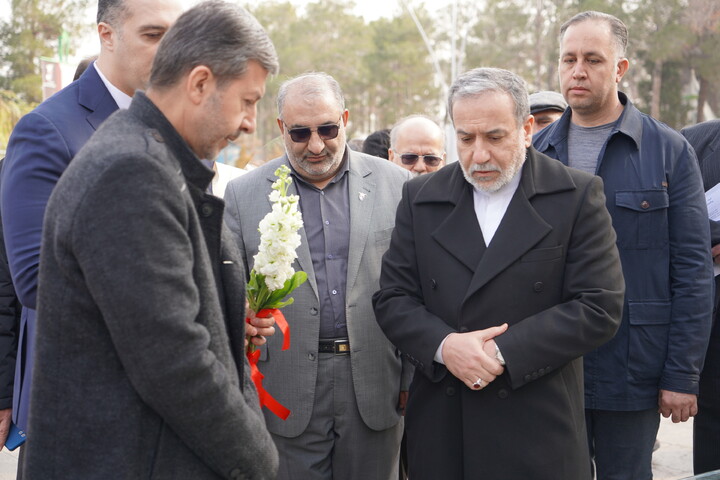 تصاویر / ادای احترام  وزیر امور خارجه به مقام شامخ شهدای والامقام اصفهان