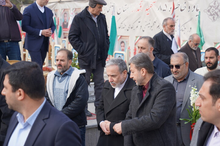 تصاویر / ادای احترام  وزیر امور خارجه به مقام شامخ شهدای والامقام اصفهان