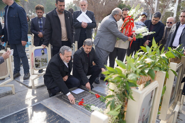 تصاویر / ادای احترام  وزیر امور خارجه به مقام شامخ شهدای والامقام اصفهان