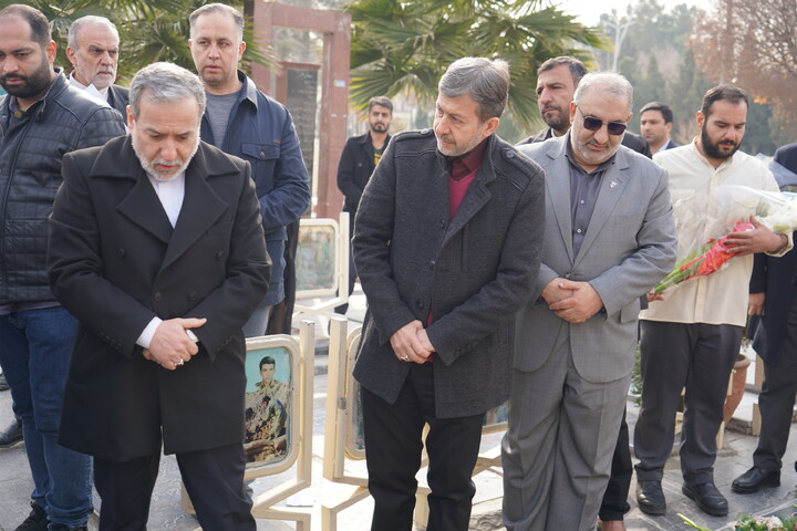 تصاویر / ادای احترام  وزیر امور خارجه به مقام شامخ شهدای والامقام اصفهان