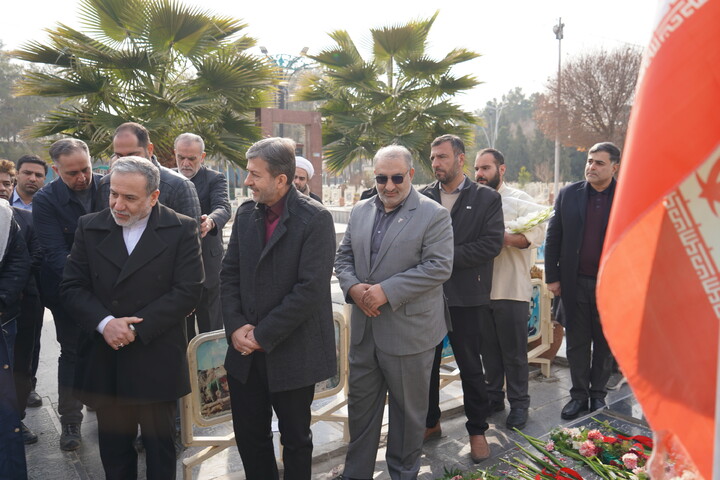 تصاویر / ادای احترام  وزیر امور خارجه به مقام شامخ شهدای والامقام اصفهان