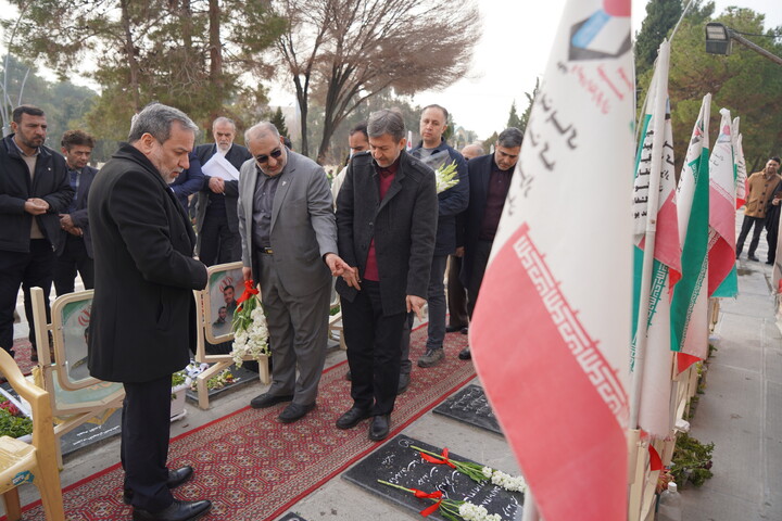 تصاویر / ادای احترام  وزیر امور خارجه به مقام شامخ شهدای والامقام اصفهان