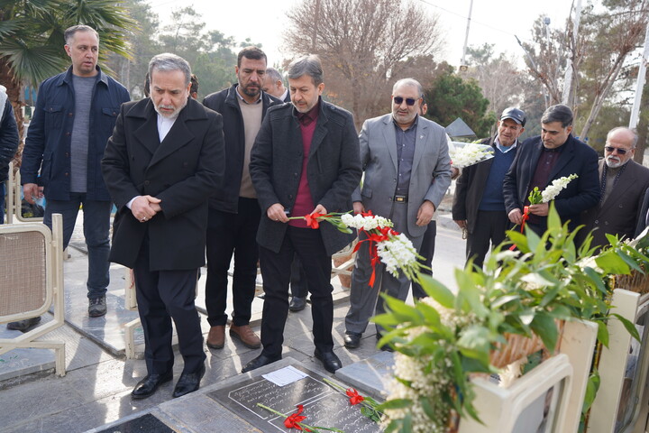 تصاویر / ادای احترام  وزیر امور خارجه به مقام شامخ شهدای والامقام اصفهان