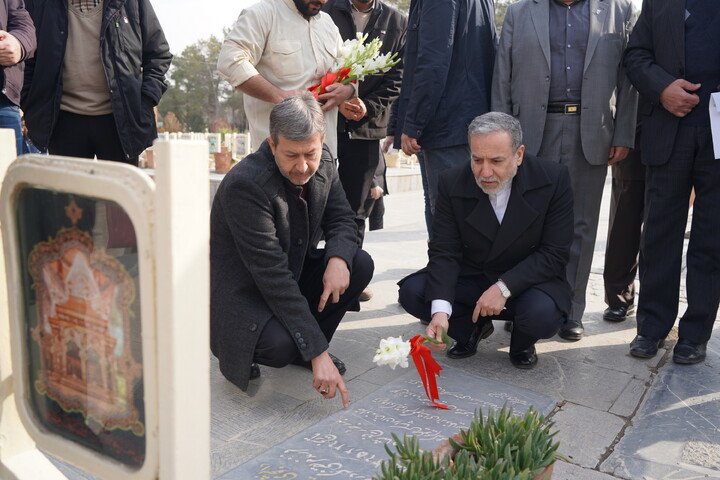 تصاویر / ادای احترام  وزیر امور خارجه به مقام شامخ شهدای والامقام اصفهان