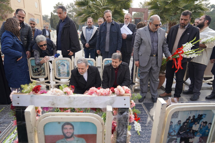 تصاویر / ادای احترام  وزیر امور خارجه به مقام شامخ شهدای والامقام اصفهان