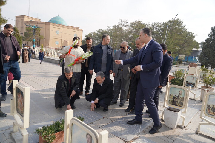 تصاویر / ادای احترام  وزیر امور خارجه به مقام شامخ شهدای والامقام اصفهان