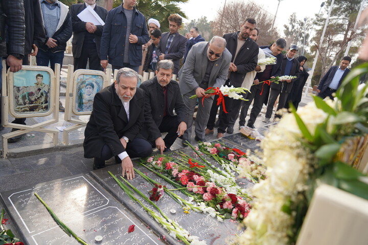 تصاویر / ادای احترام  وزیر امور خارجه به مقام شامخ شهدای والامقام اصفهان