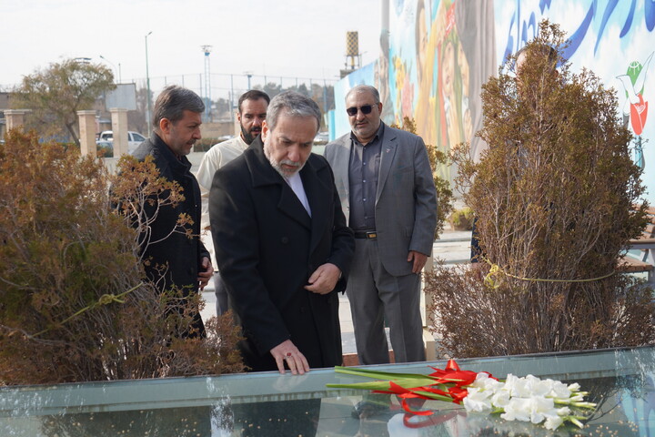 تصاویر / ادای احترام  وزیر امور خارجه به مقام شامخ شهدای والامقام اصفهان