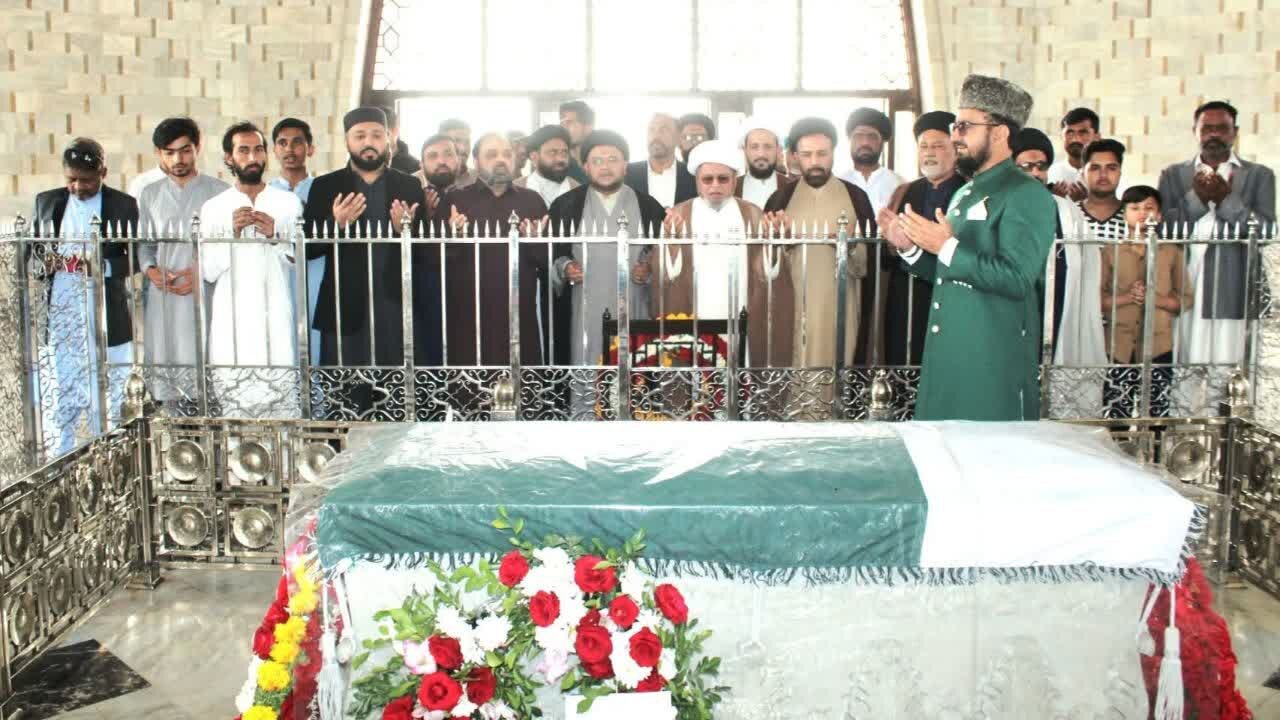 علامہ شبیر میثمی کی وفد کے ہمراہ مزارِ قائد پر حاضری / پھول چڑھائے اور بلندیٔ درجات کی دعا کی