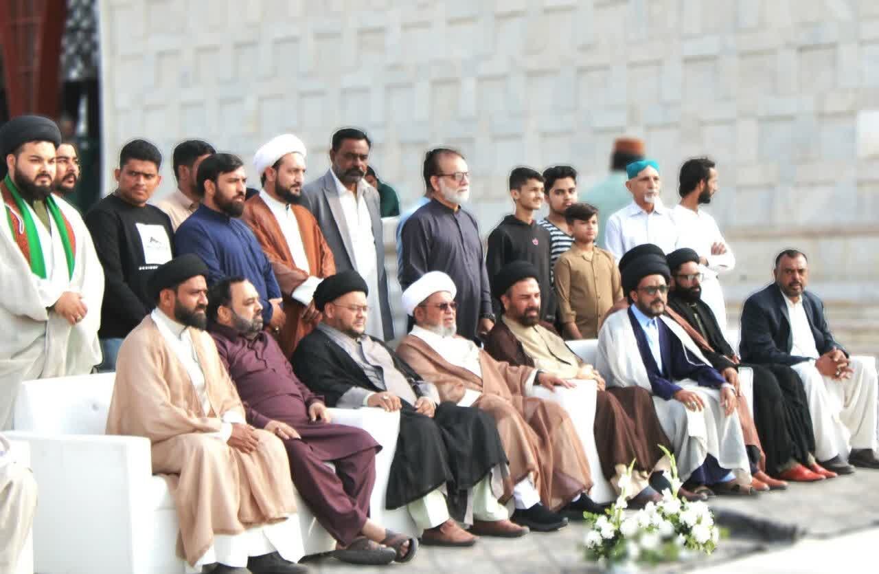 علامہ شبیر میثمی کی وفد کے ہمراہ مزارِ قائد پر حاضری / پھول چڑھائے اور بلندیٔ درجات کی دعا کی