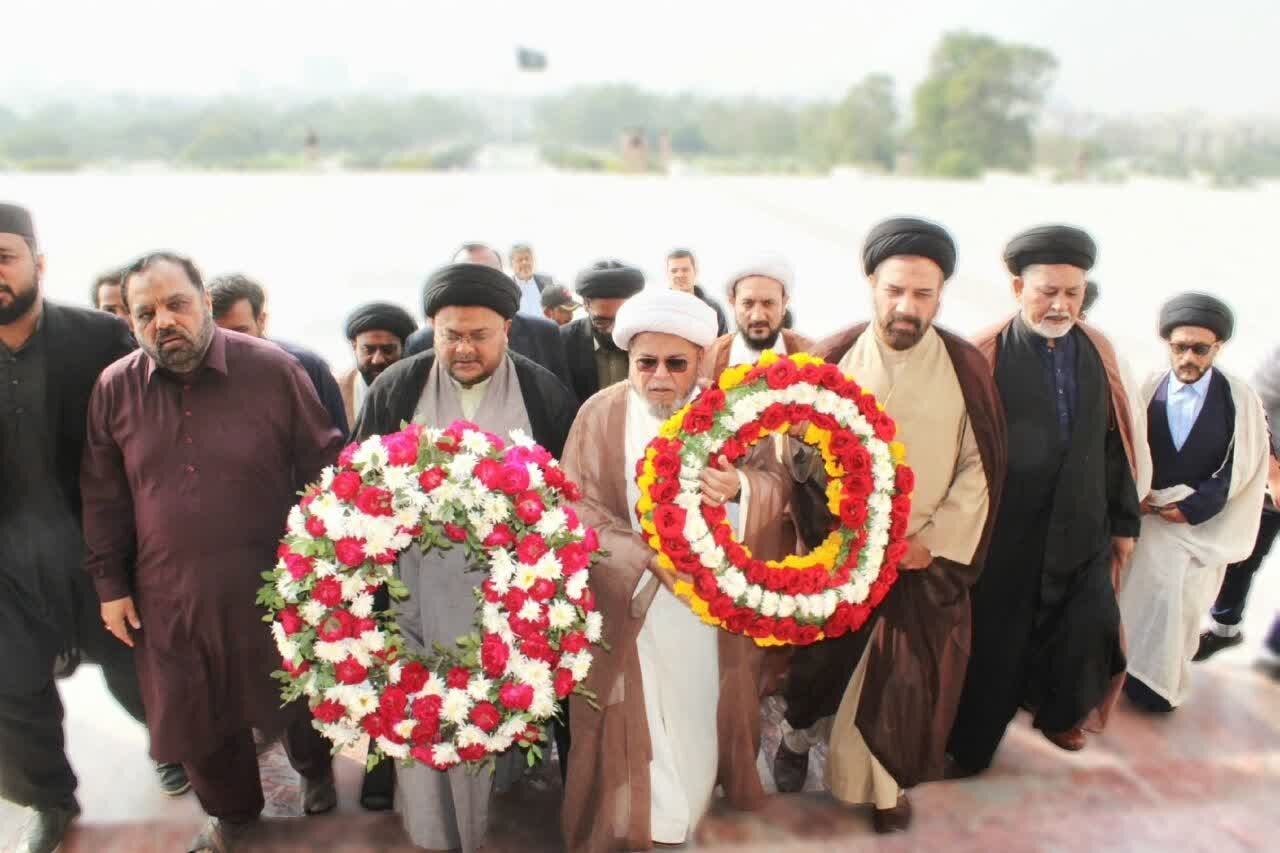 علامہ شبیر میثمی کی وفد کے ہمراہ مزارِ قائد پر حاضری / پھول چڑھائے اور بلندیٔ درجات کی دعا کی